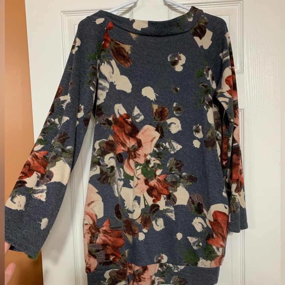 My Story brand oval neck floral tunic with pockets.
